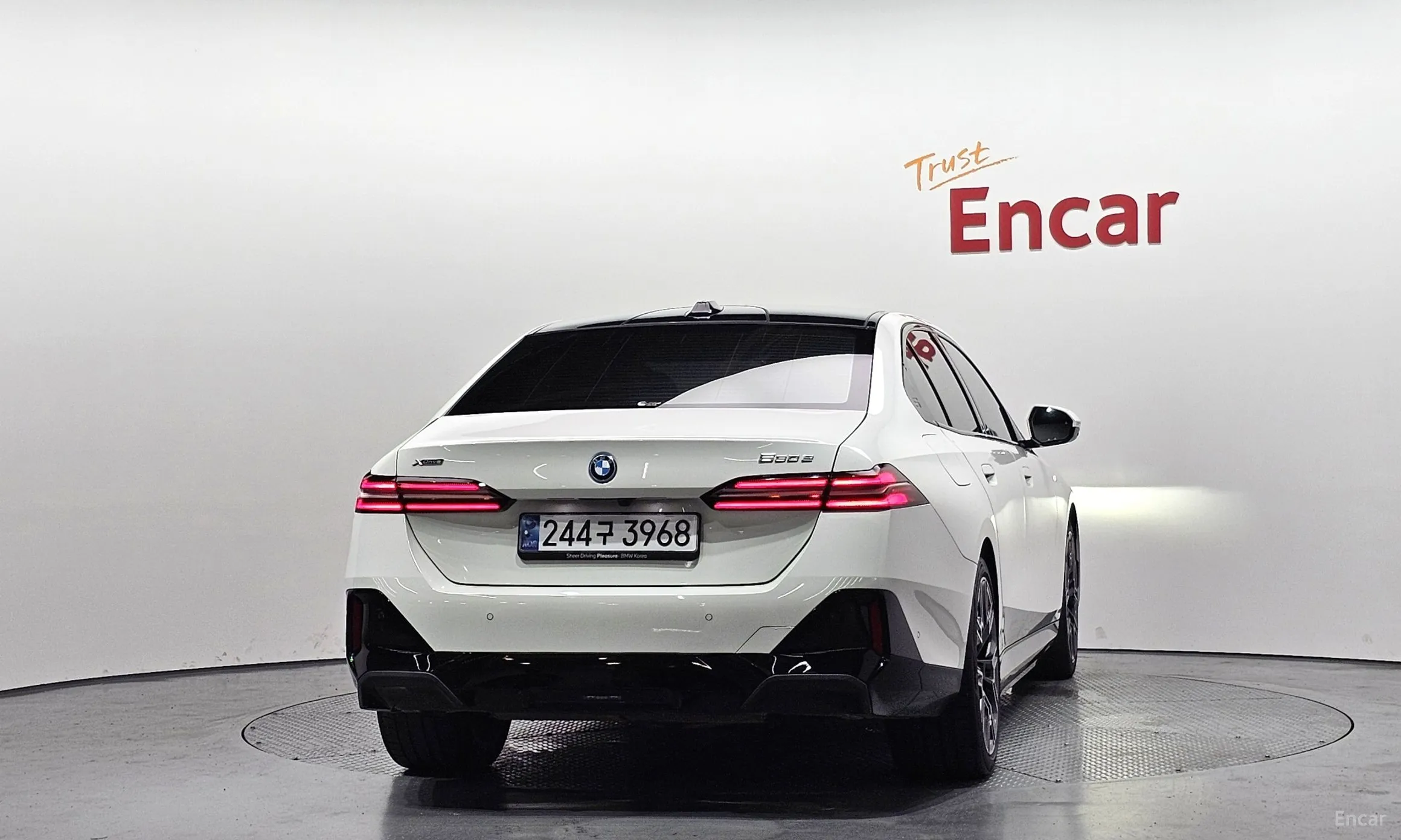 BMW 5 Series (G60) превью 3