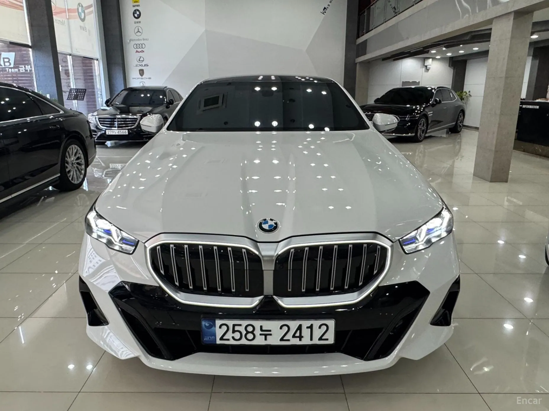 BMW 5 Series (G60) превью 2