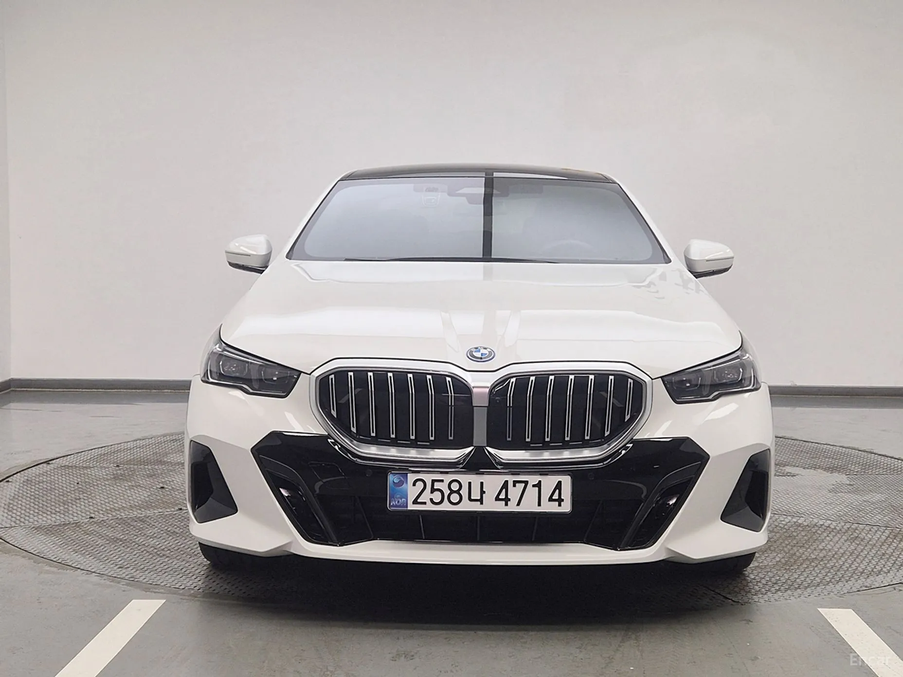 BMW 5 Series (G60) превью 2