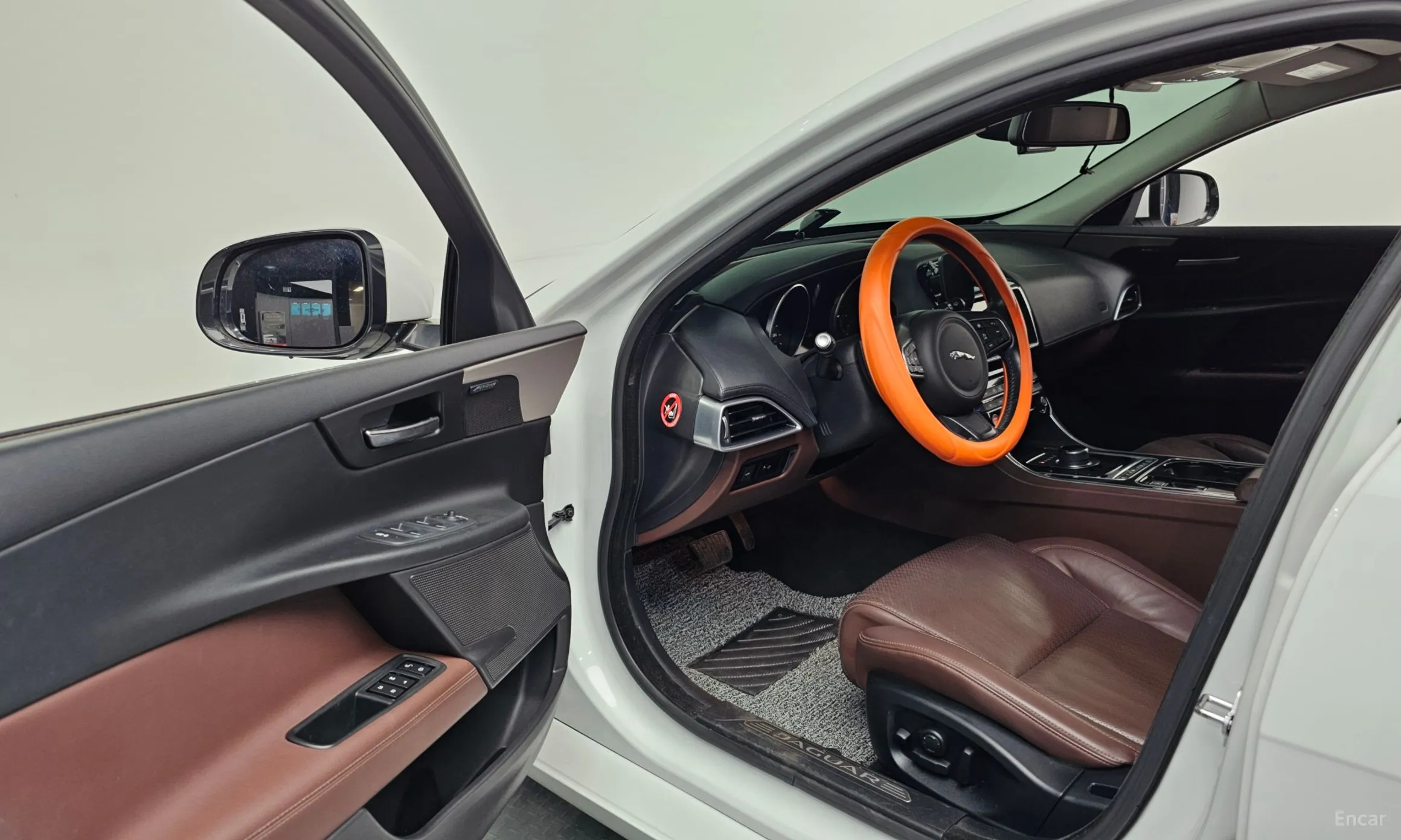 Jaguar XE превью 10
