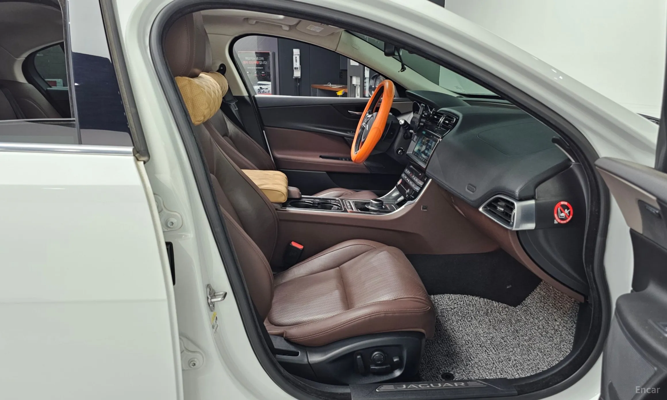 Jaguar XE превью 11