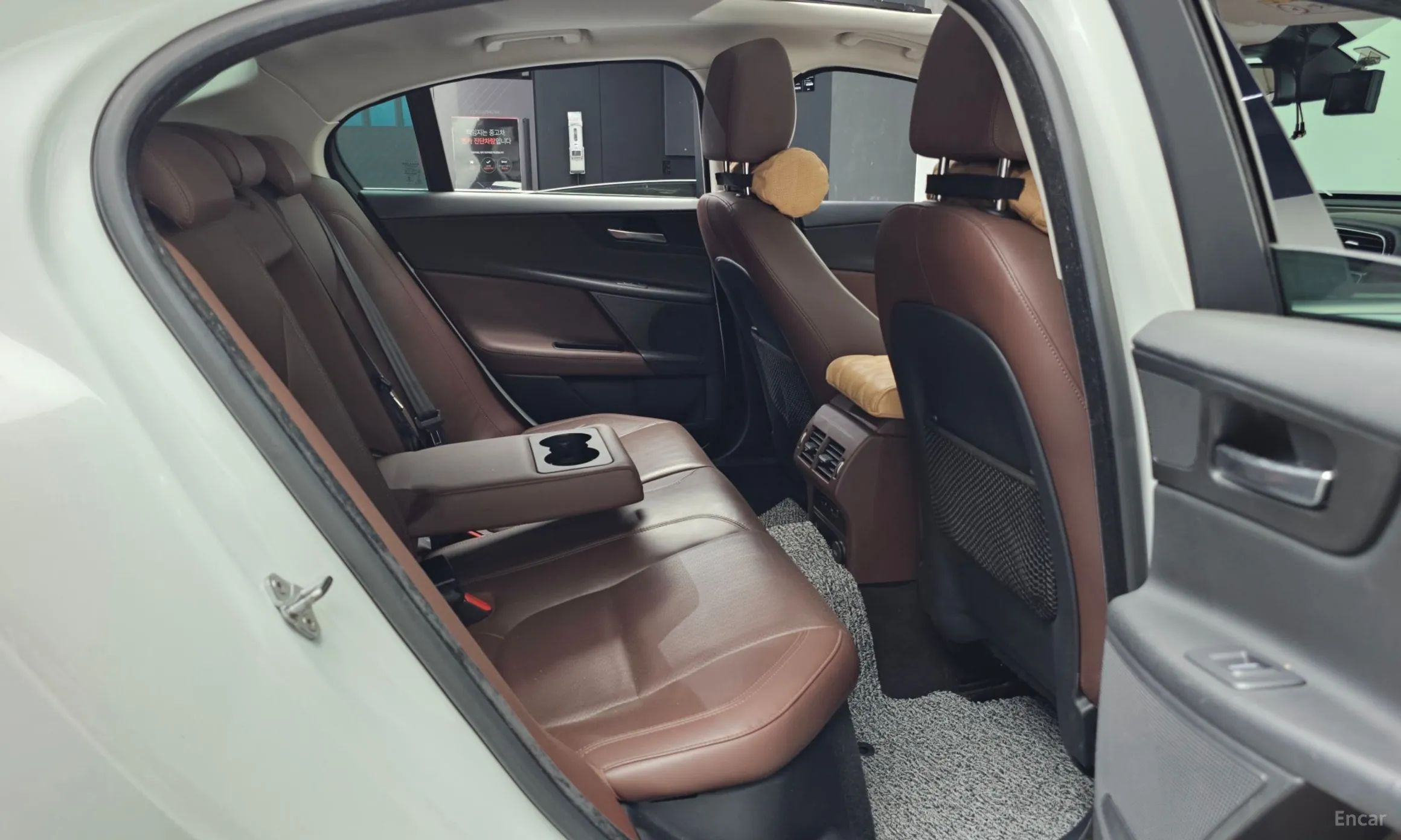 Jaguar XE превью 12