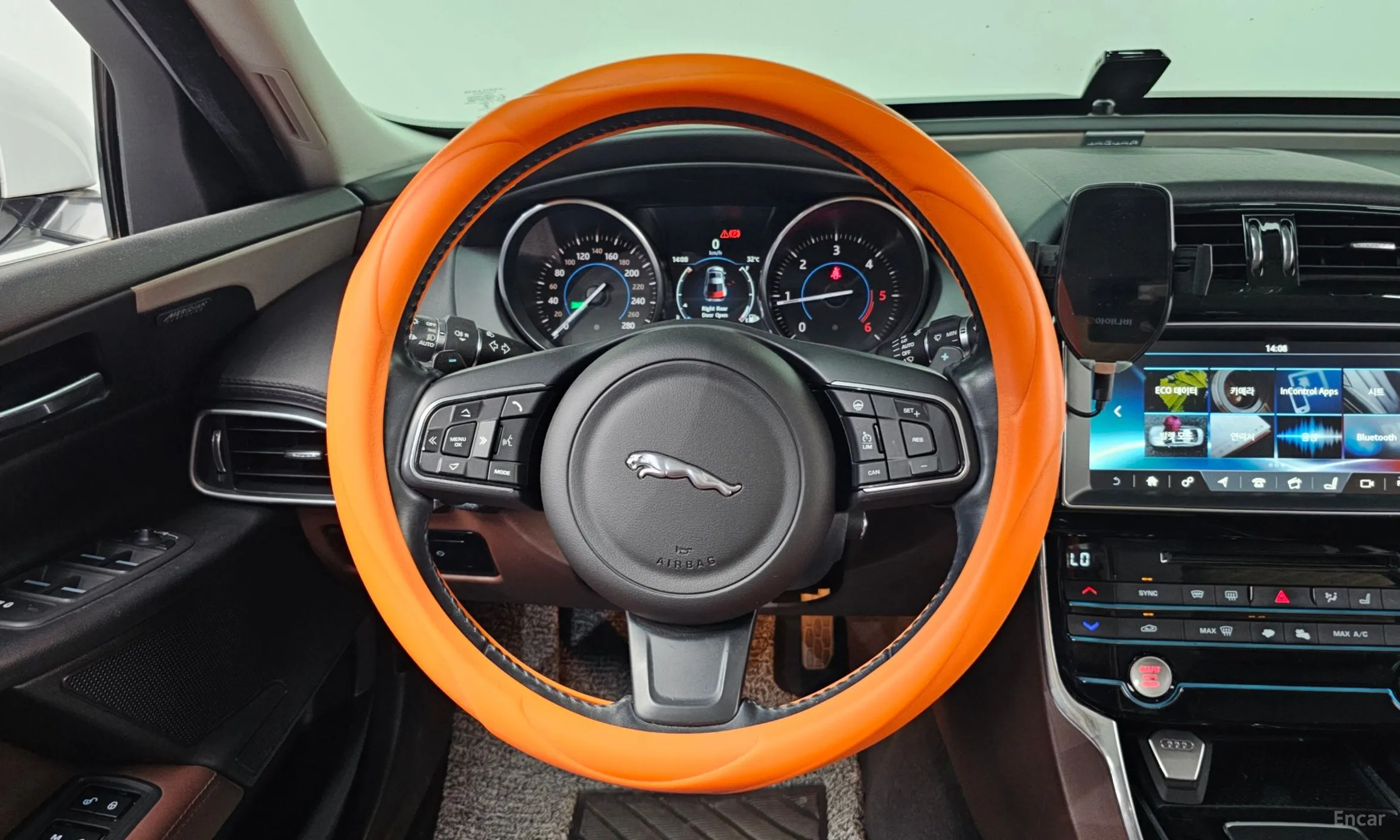 Jaguar XE превью 13