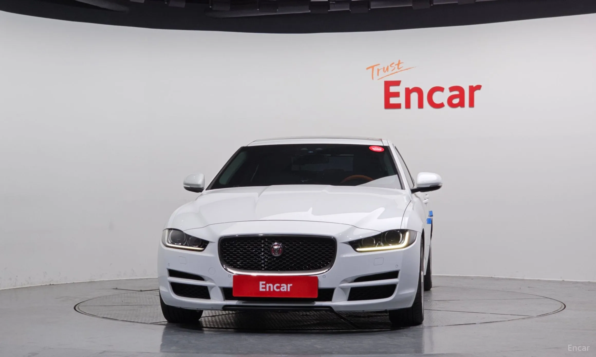 Jaguar XE превью 3