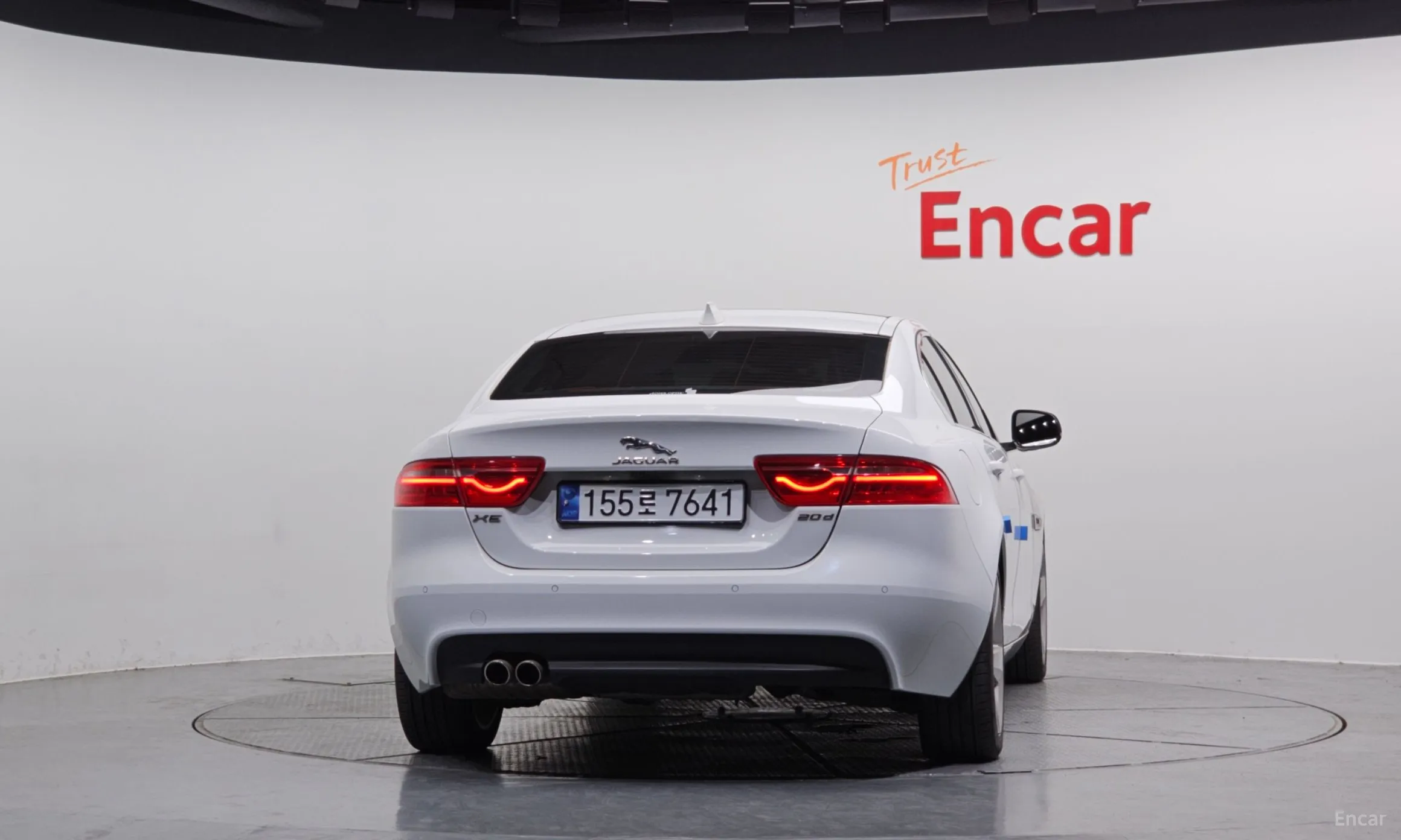 Jaguar XE превью 4
