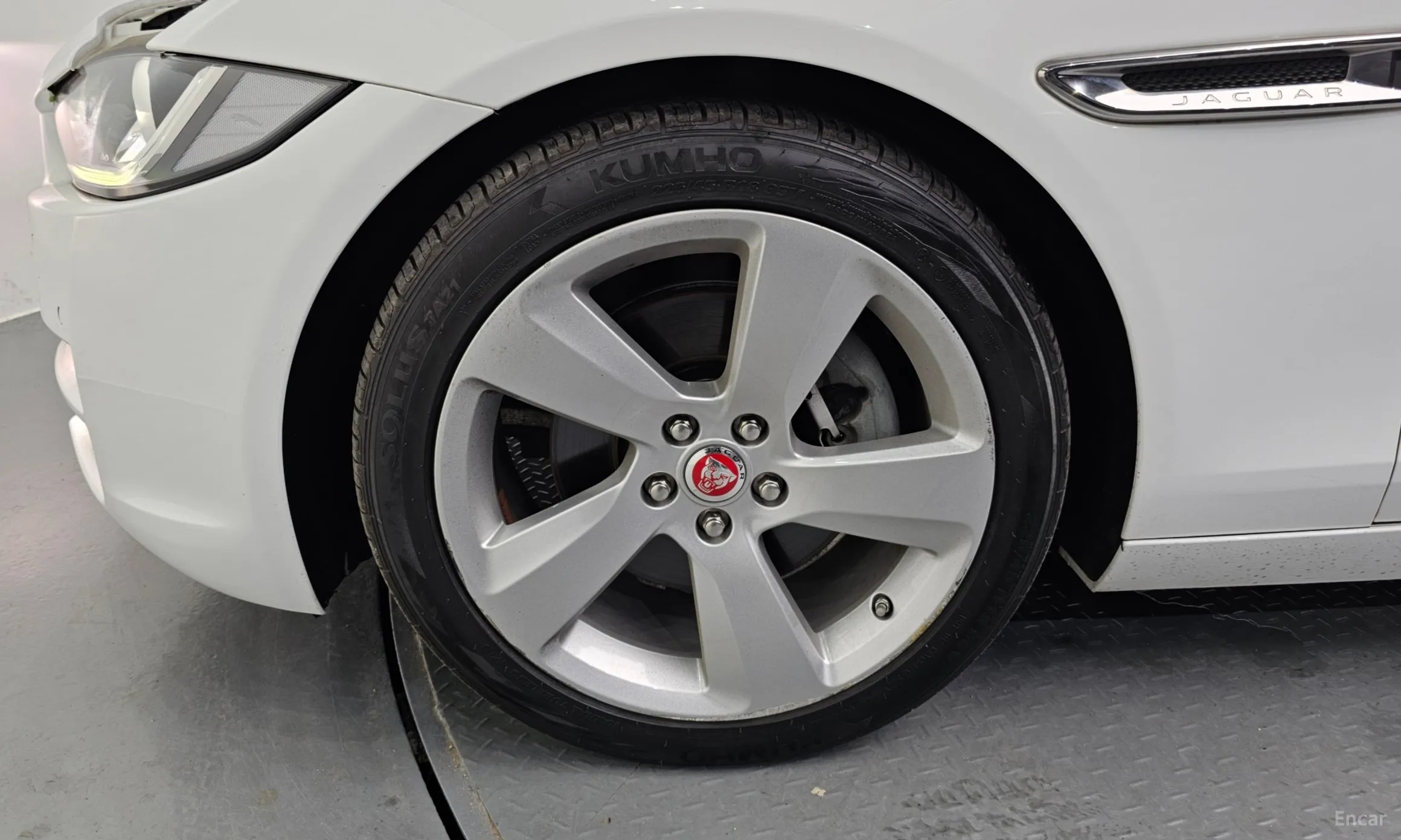 Jaguar XE превью 5