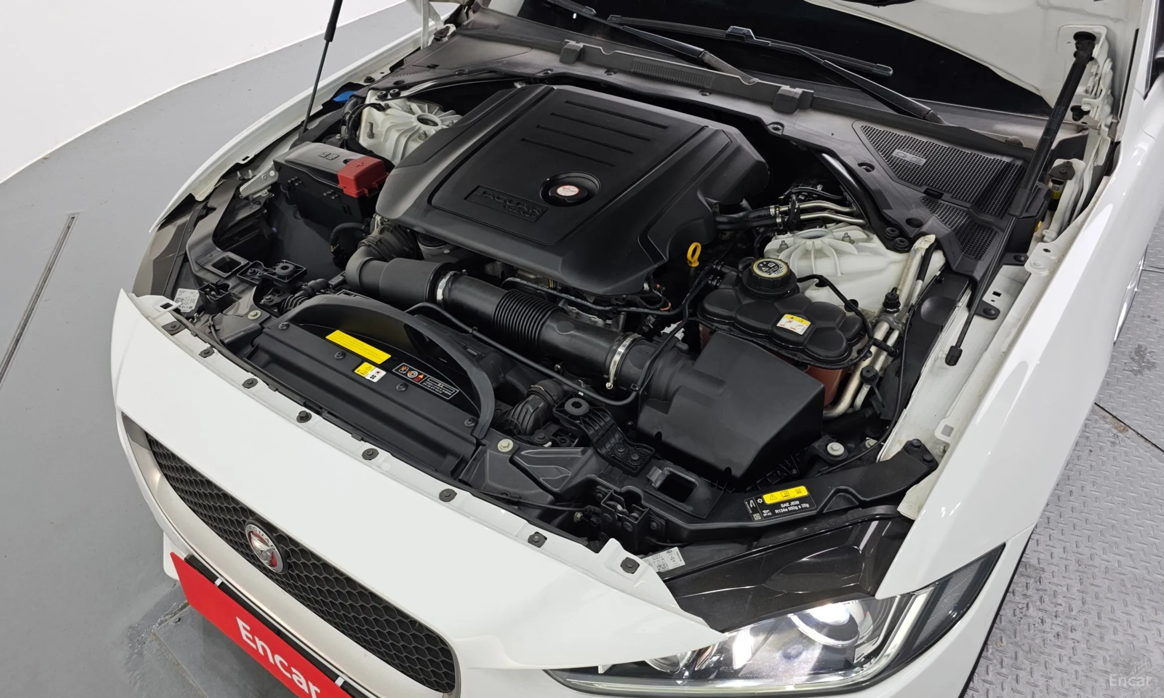 Jaguar XE превью 6