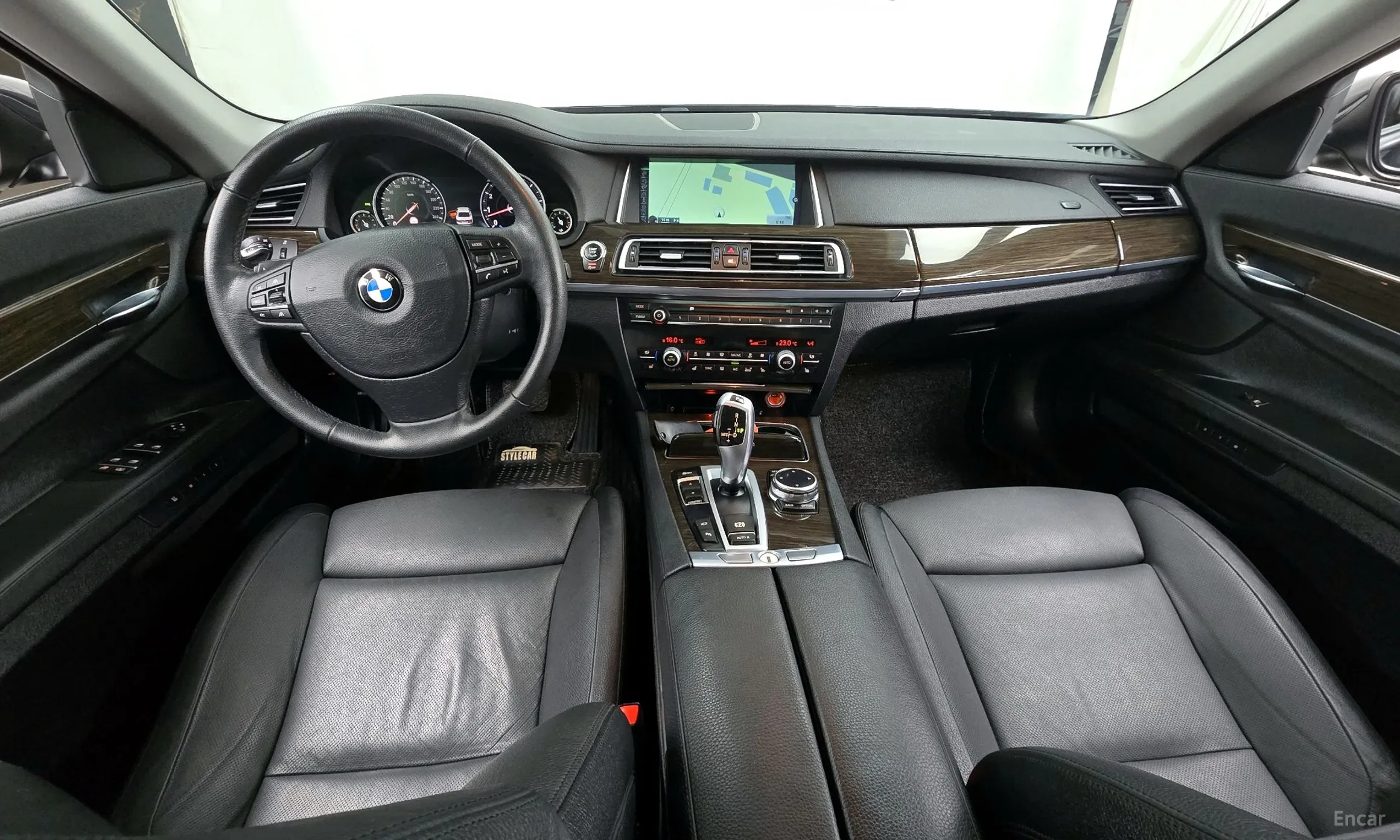 BMW 7 Series (F01) превью 4