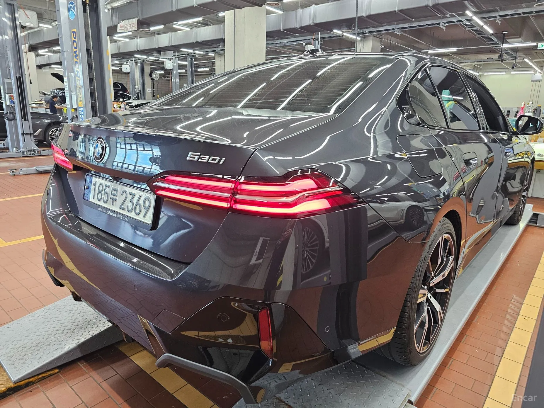 BMW 5 Series (G60) превью 2