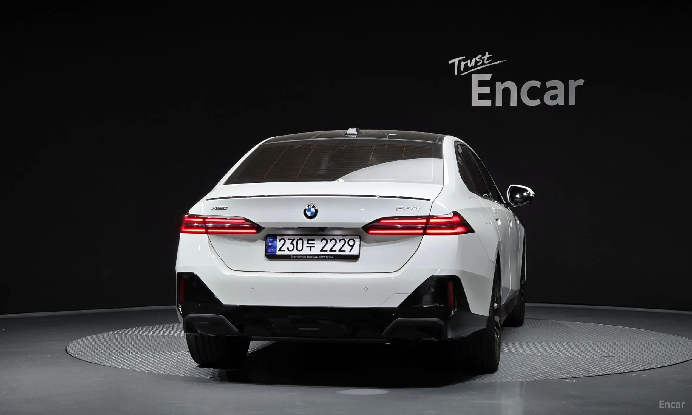 BMW 5 Series (G60) превью 3