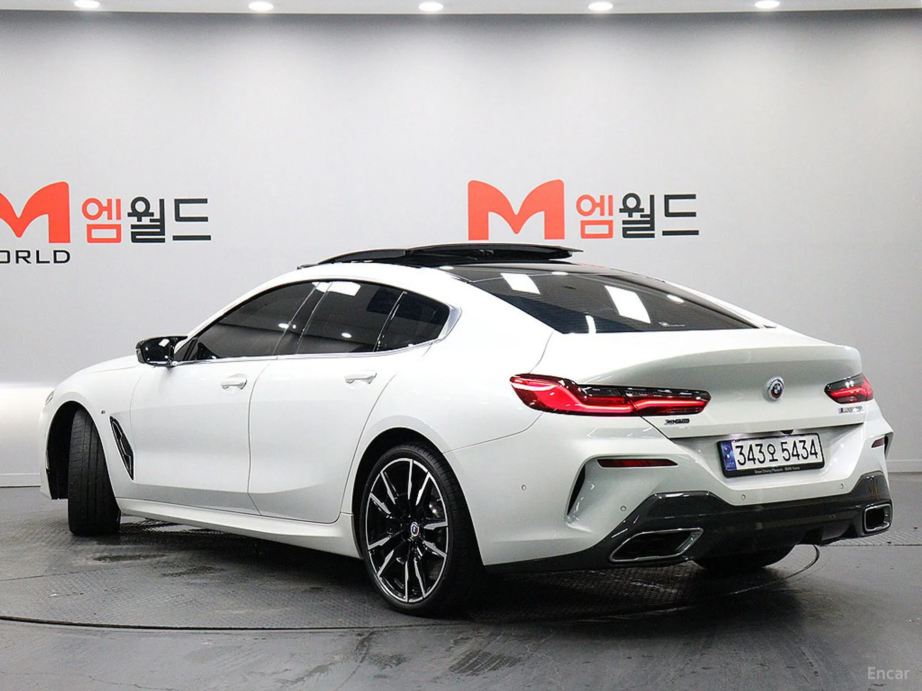 BMW 8-series (G15) превью 3