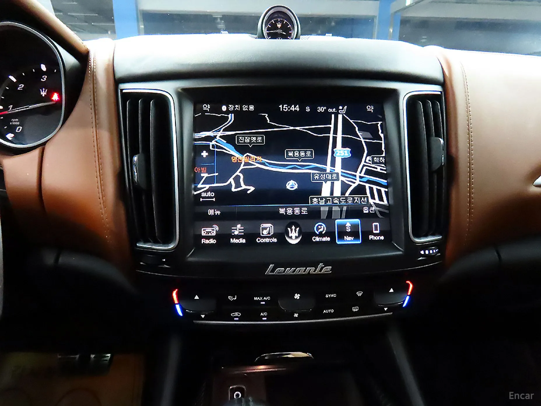 Maserati Levante превью 15