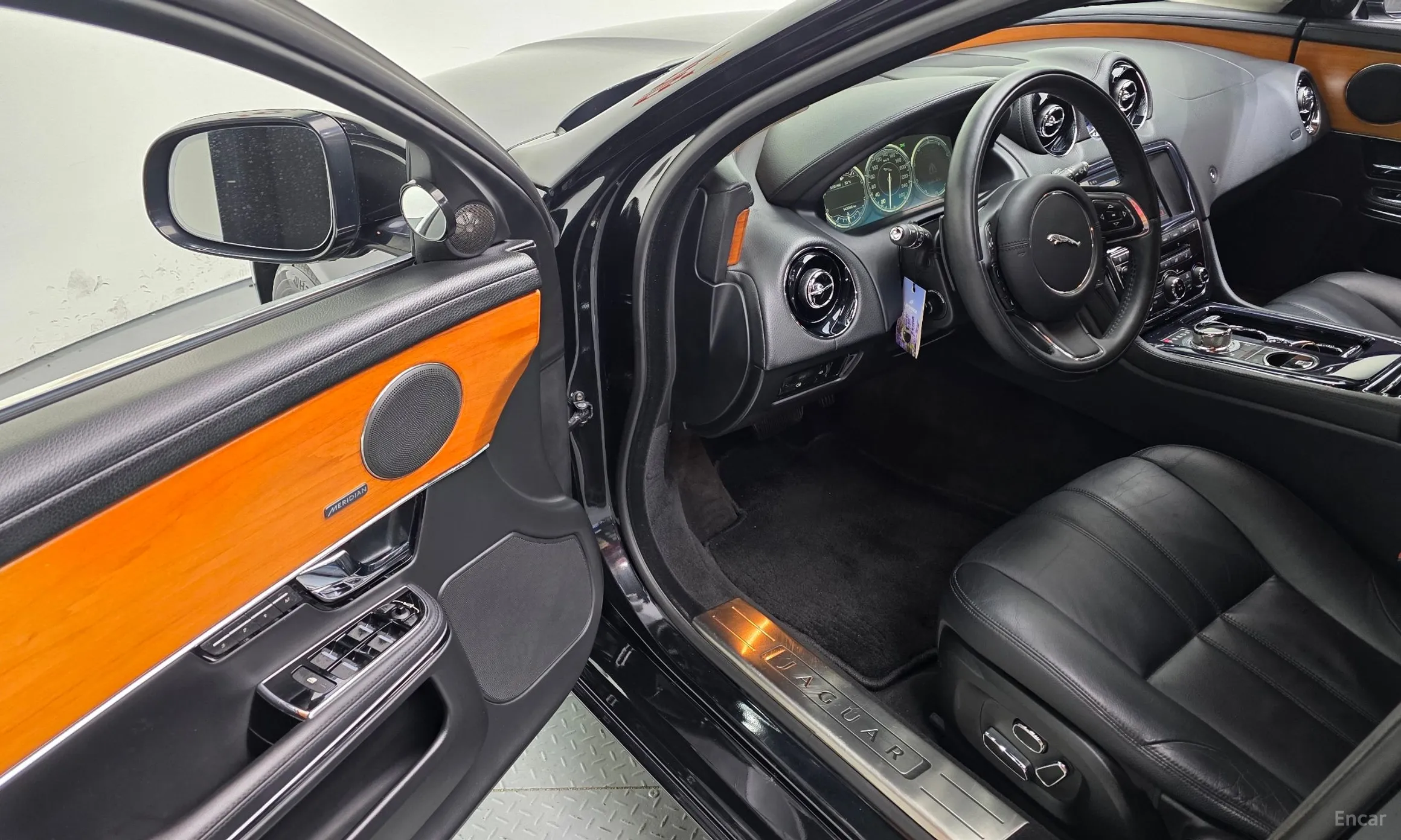 Jaguar All New XJ превью 12