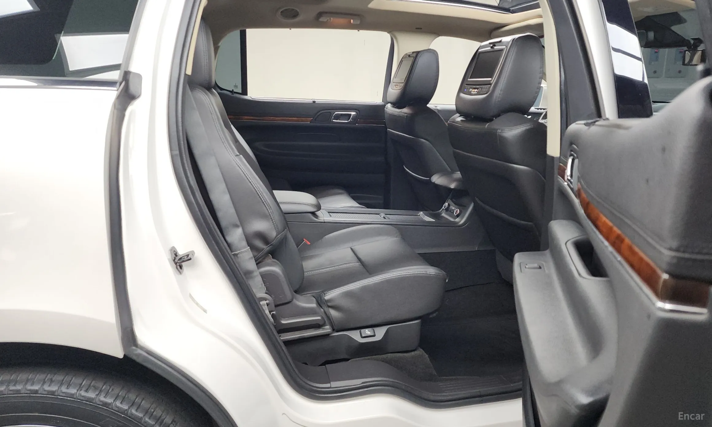 Lincoln MKT превью 12