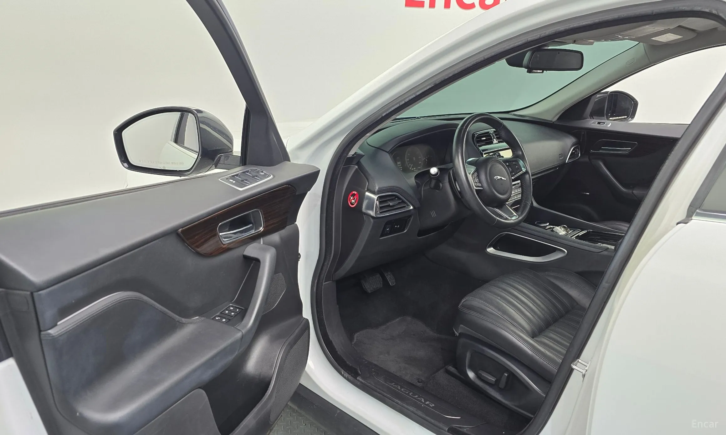 Jaguar F-PACE превью 10