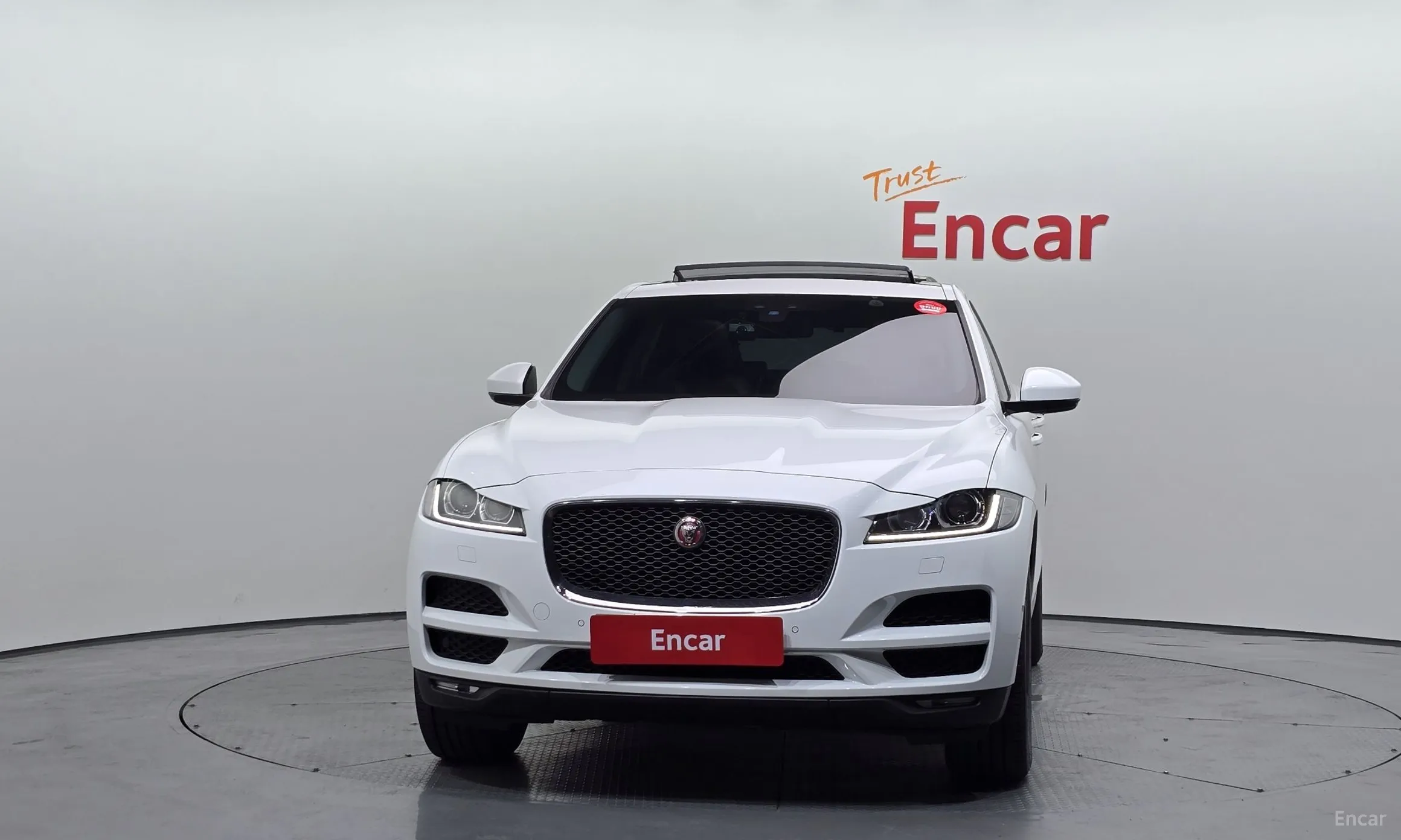 Jaguar F-PACE превью 3