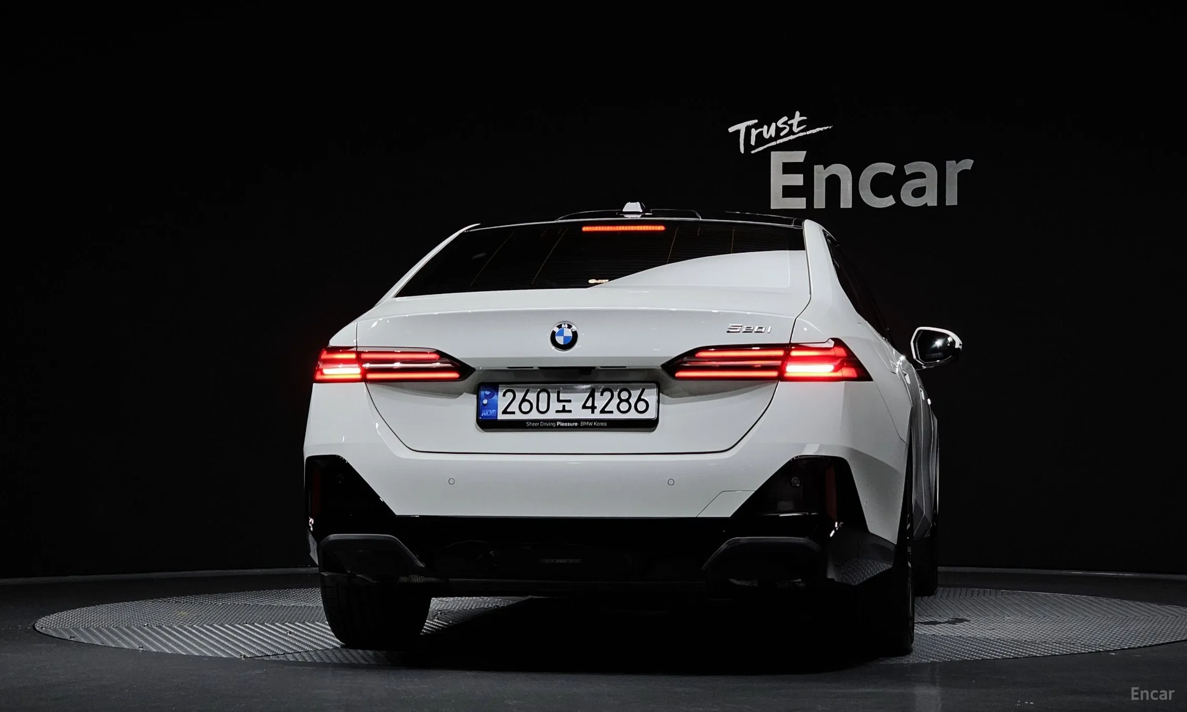 BMW 5 Series (G60) превью 3