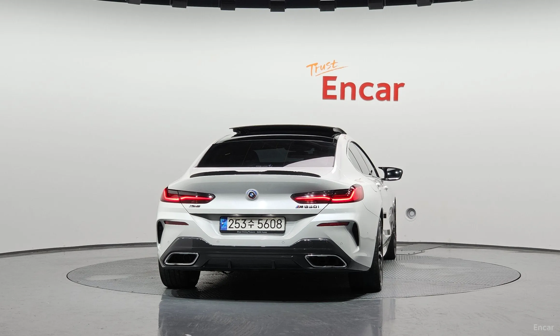 BMW 8-series (G15) превью 3