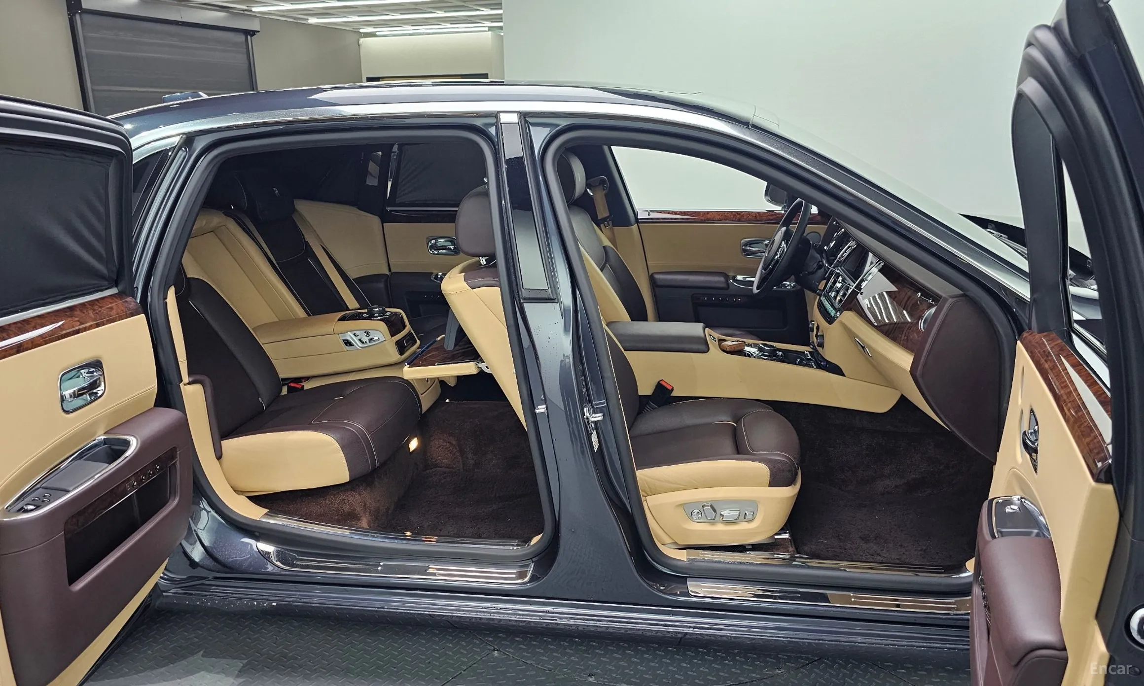 Rolls-Royce Ghost превью 15