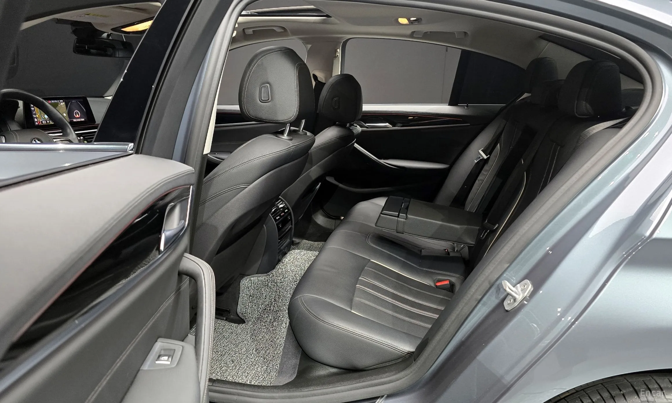 BMW 5 Series (G30) превью 12
