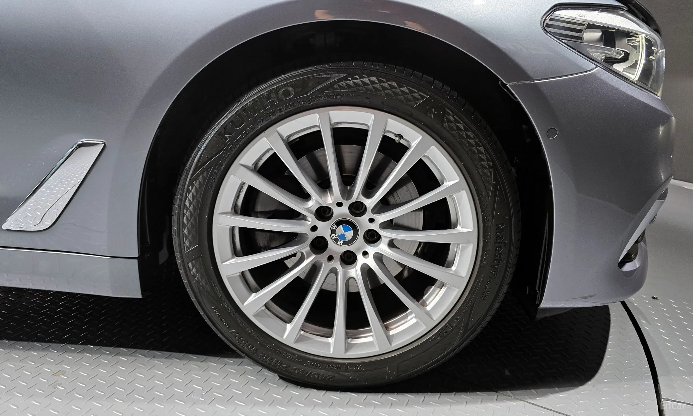 BMW 5 Series (G30) превью 5