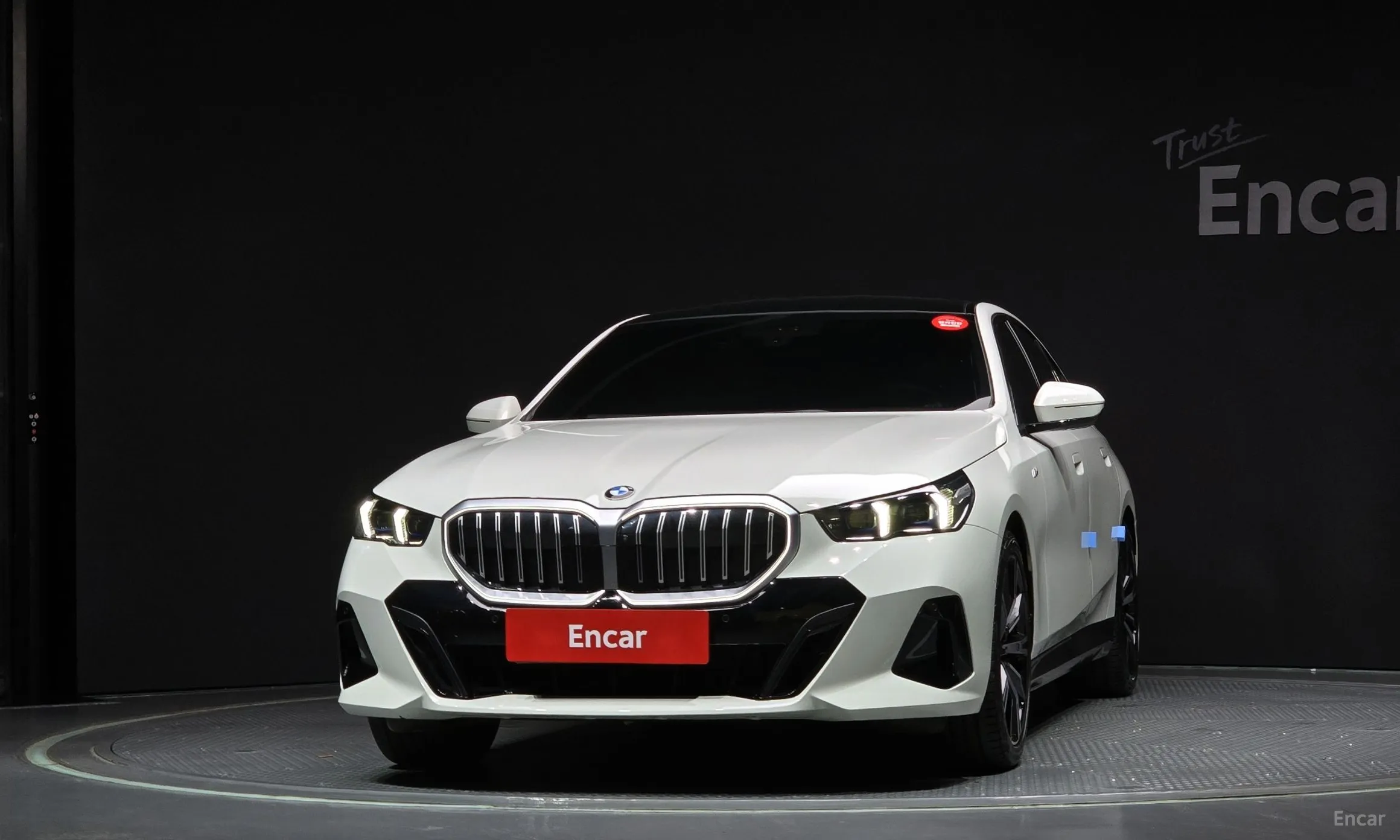 BMW 5 Series (G60) превью 2