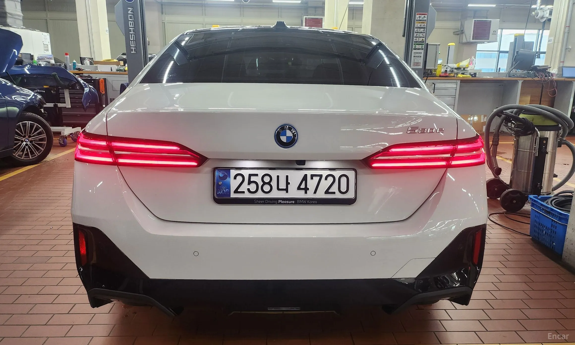 BMW 5 Series (G60) превью 2