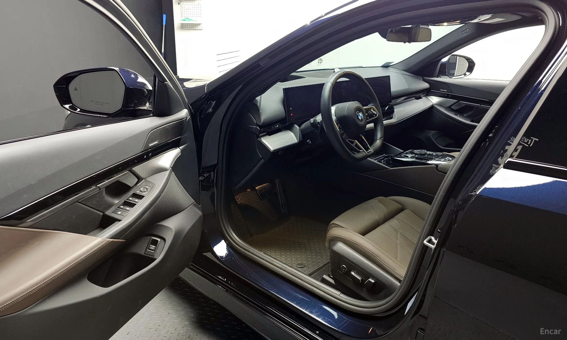 BMW 5 Series (G60) превью 10