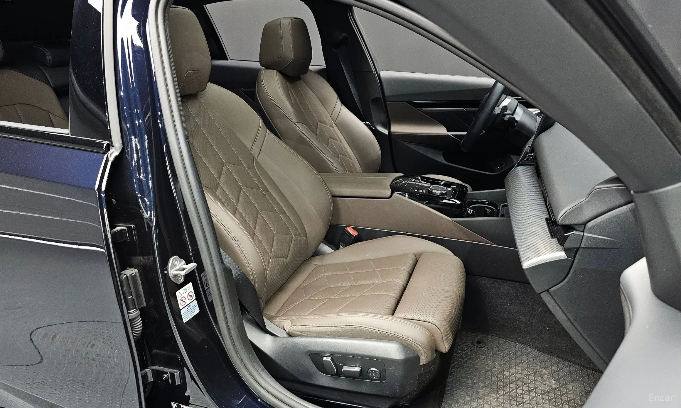 BMW 5 Series (G60) превью 11