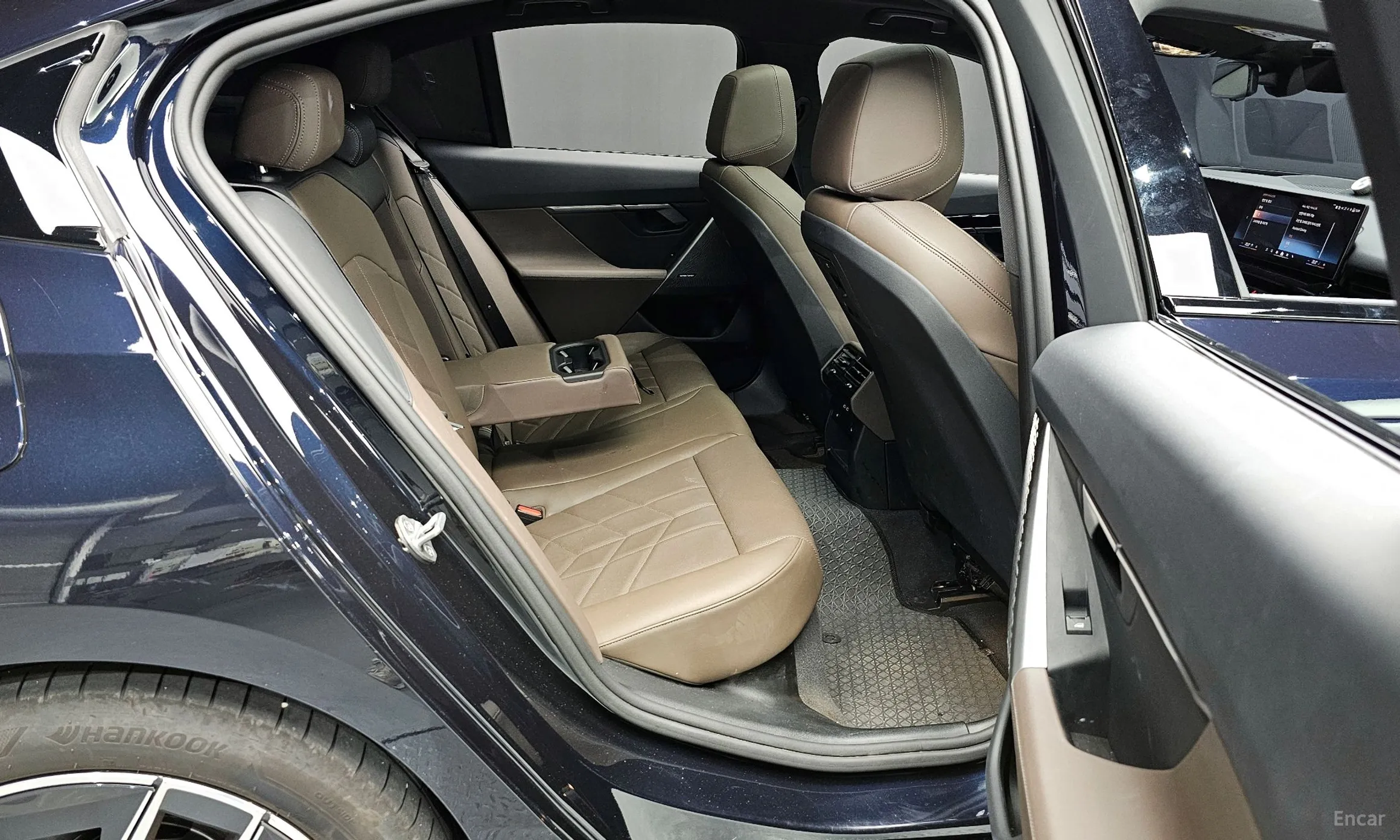 BMW 5 Series (G60) превью 12