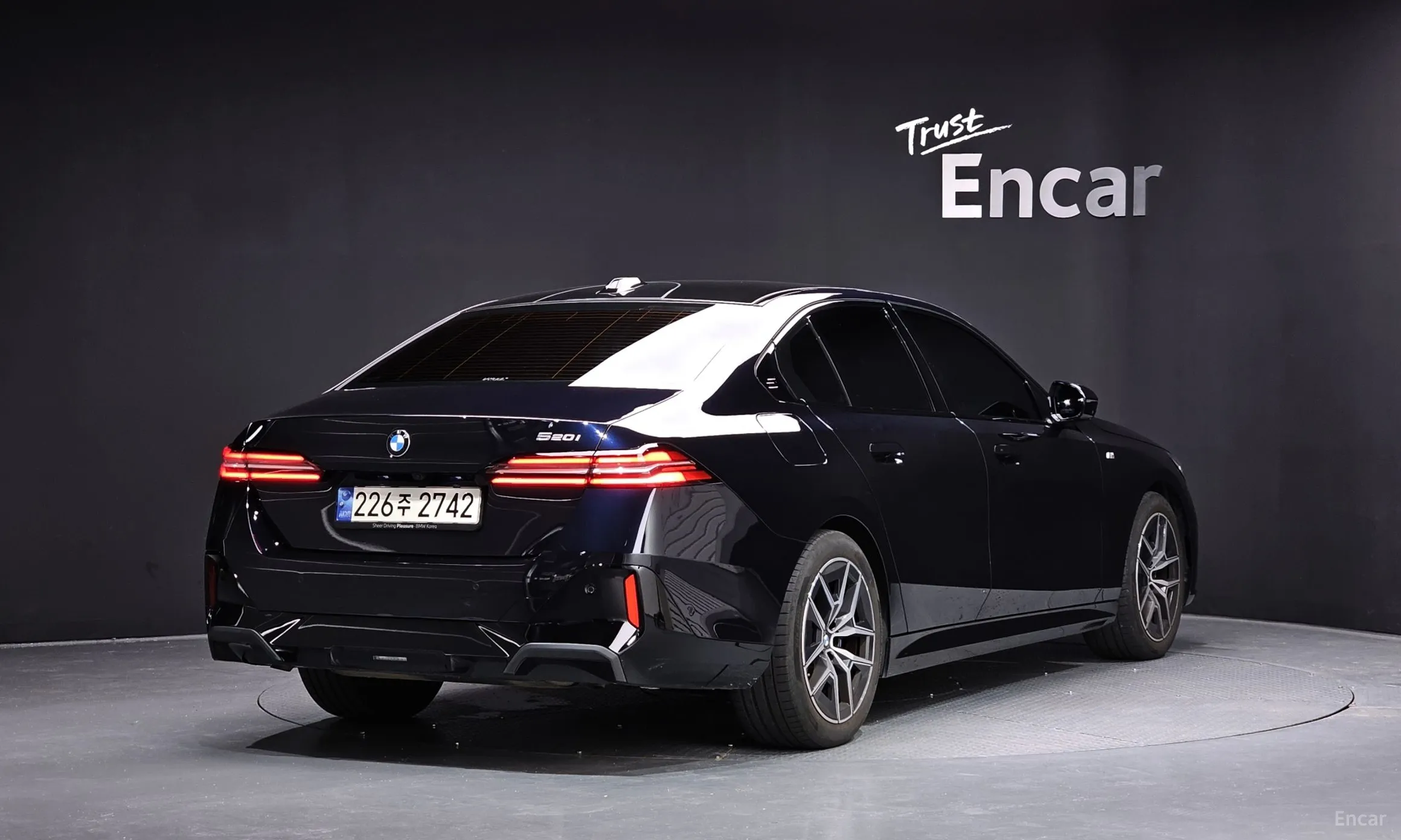 BMW 5 Series (G60) превью 2
