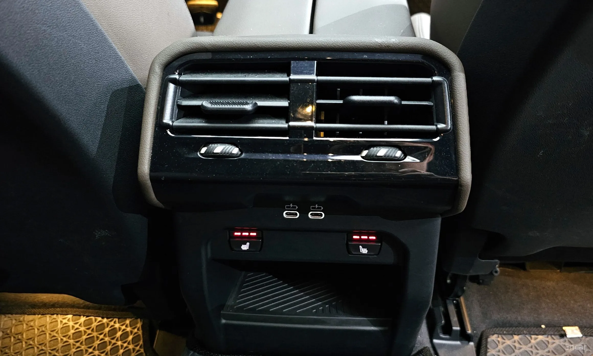 BMW 5 Series (G60) превью 19