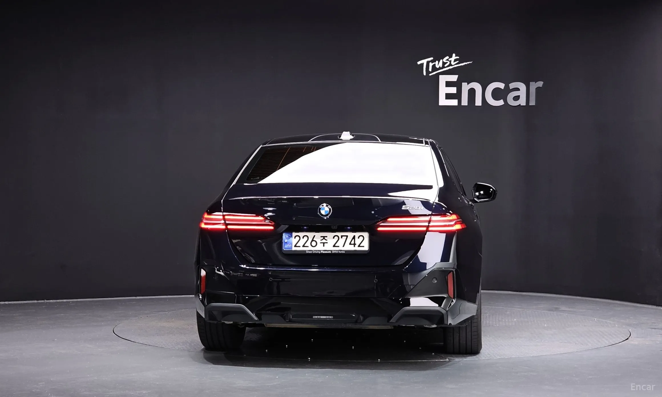 BMW 5 Series (G60) превью 4