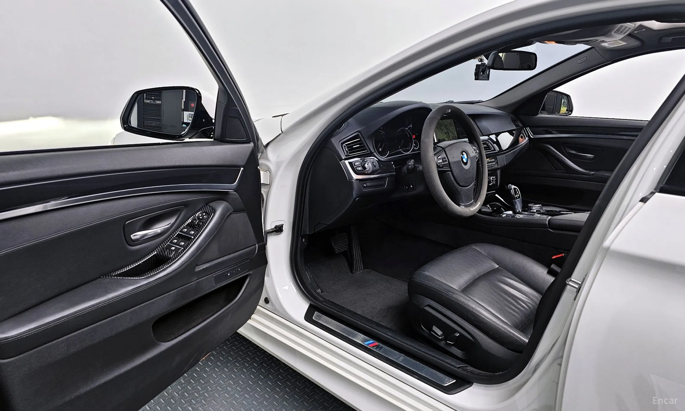 BMW 5 Series (F10) превью 11