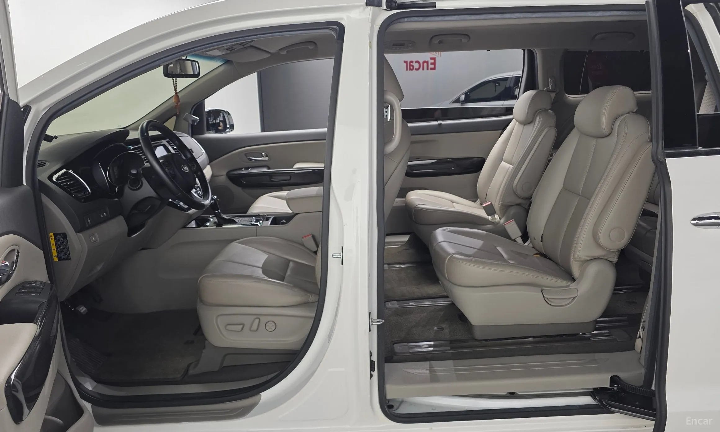 Kia Carnival превью 17