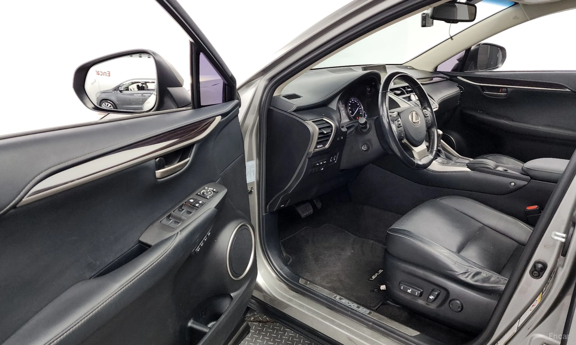 Lexus NX300h превью 10