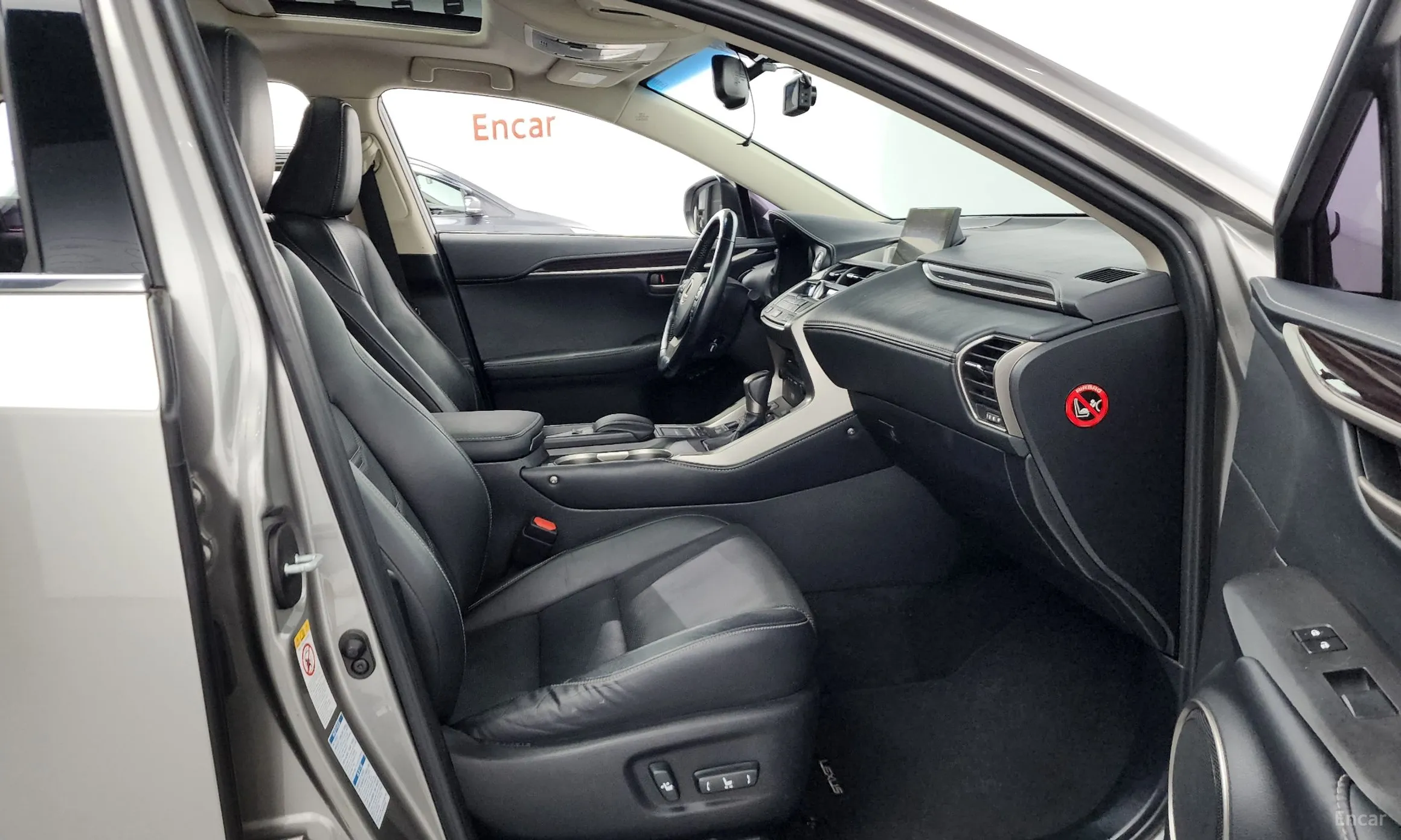 Lexus NX300h превью 11
