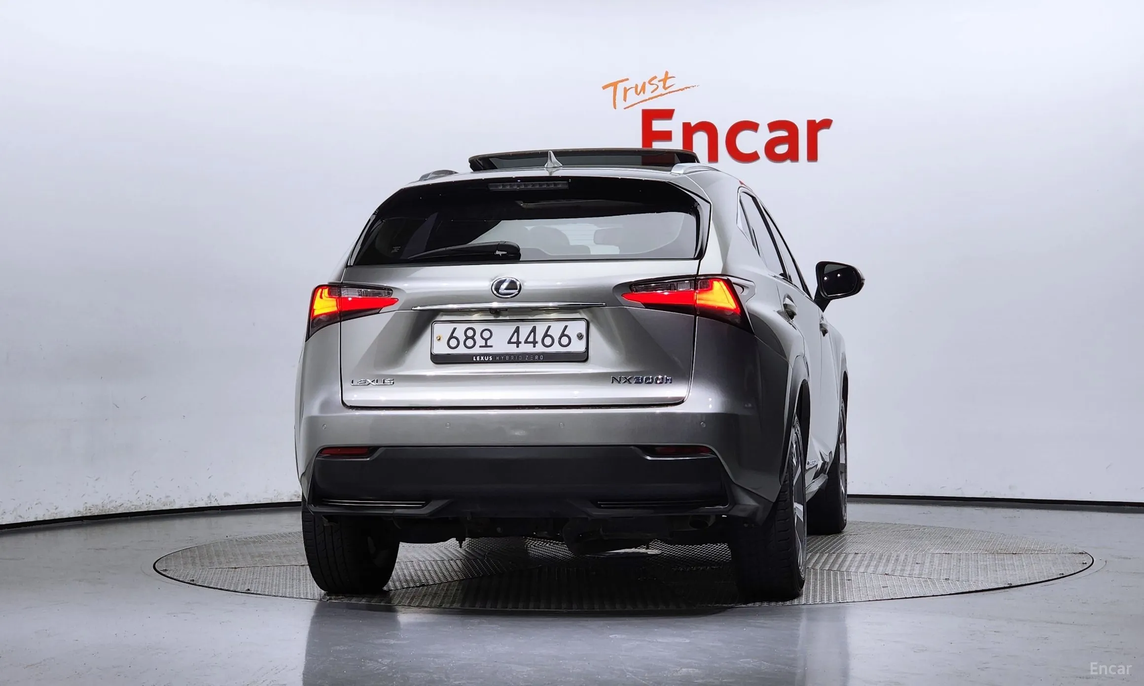 Lexus NX300h превью 4