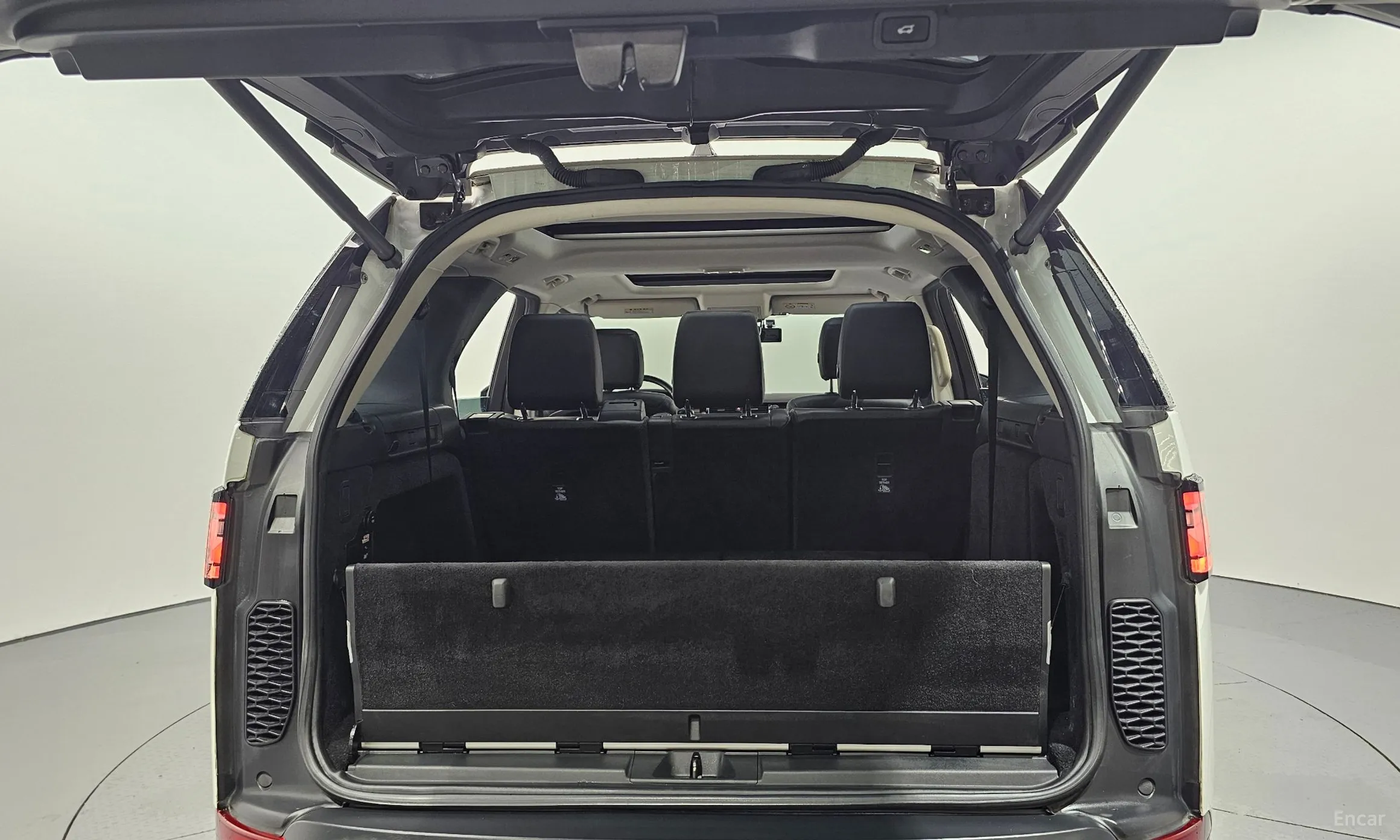 Land Rover Discovery 5 превью 20