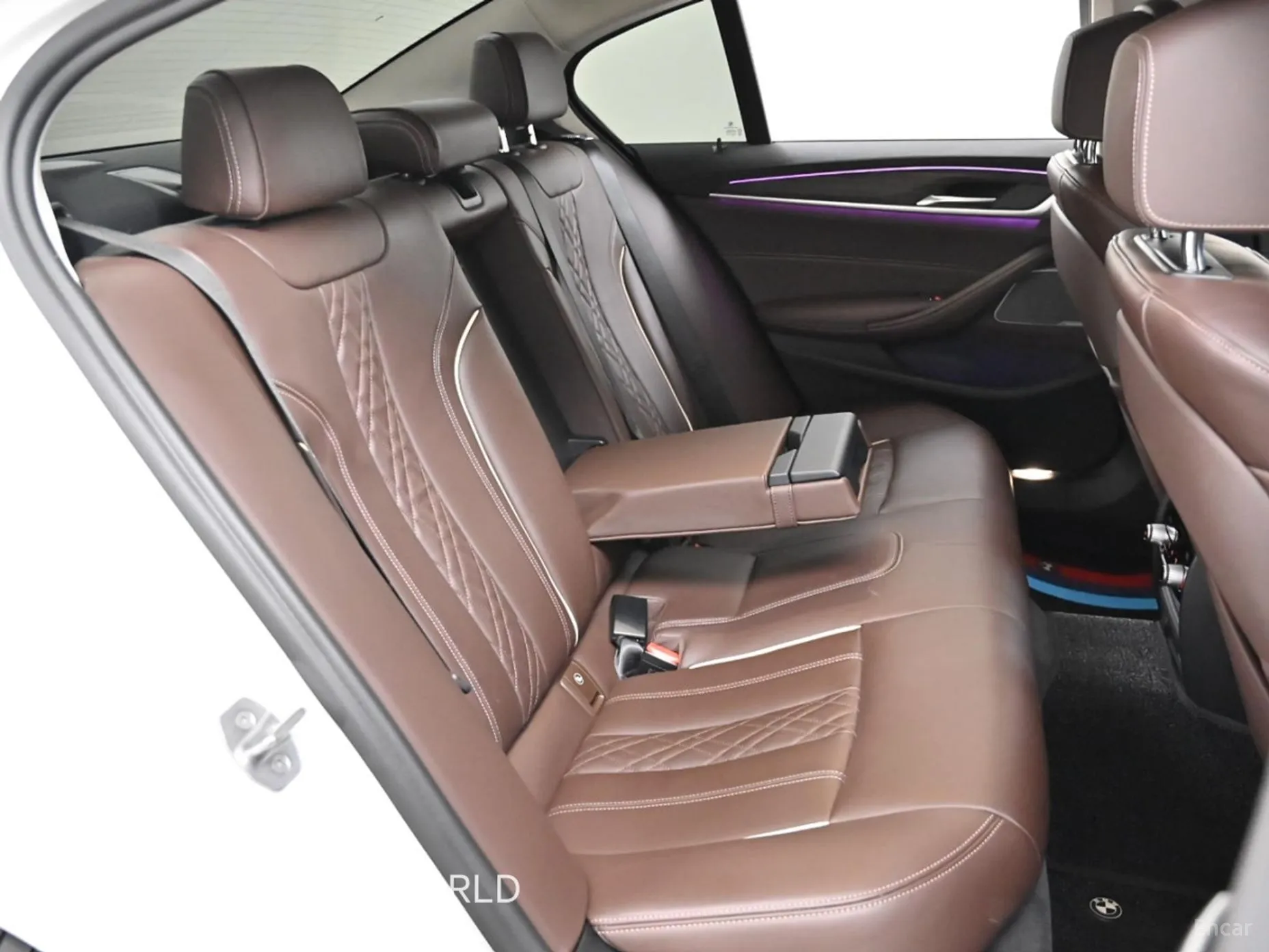 BMW 5 Series (G30) превью 12
