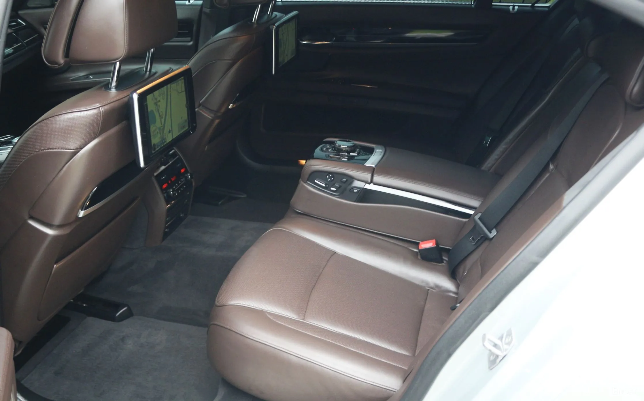 BMW 7 Series (F01) превью 13