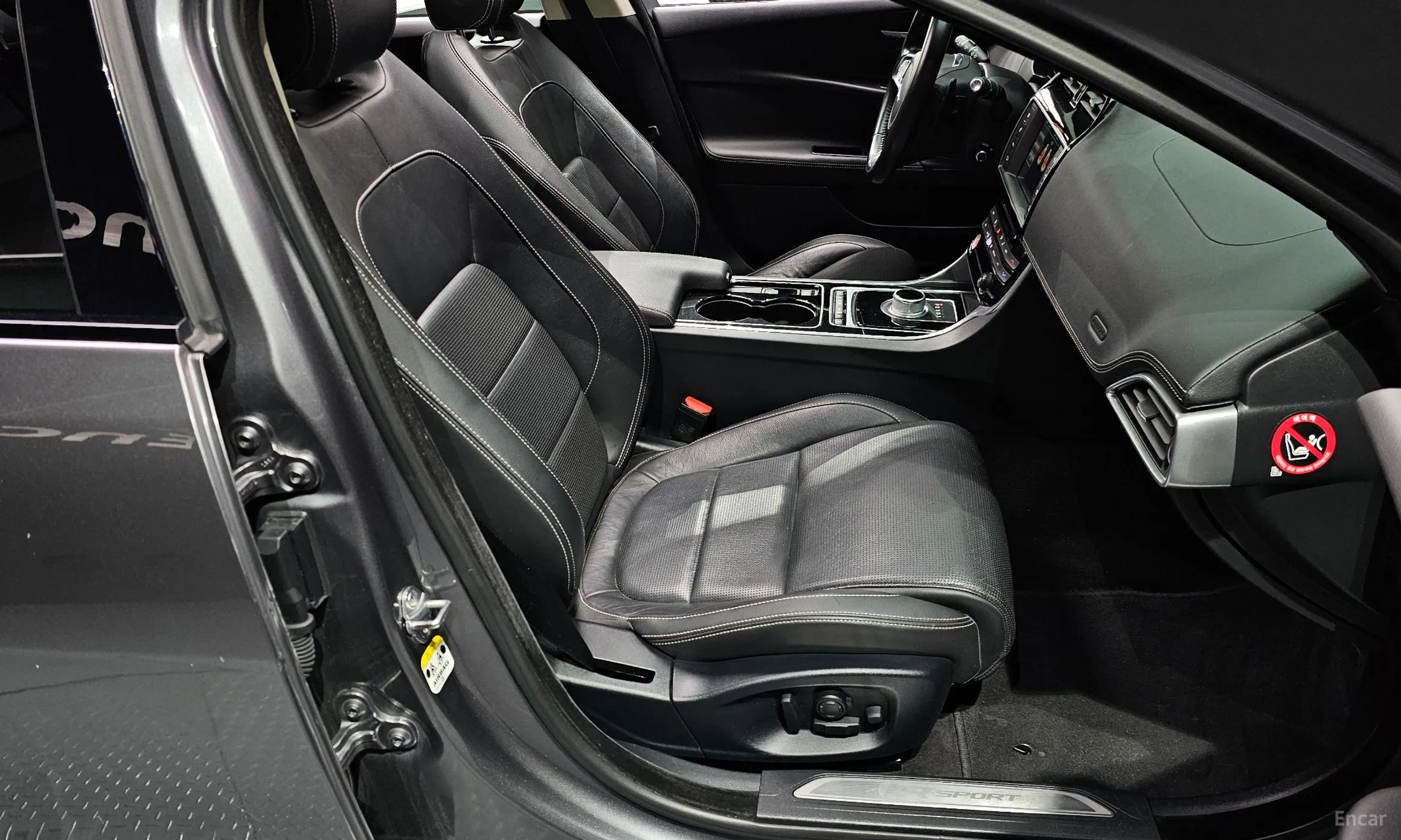 Jaguar XE превью 10