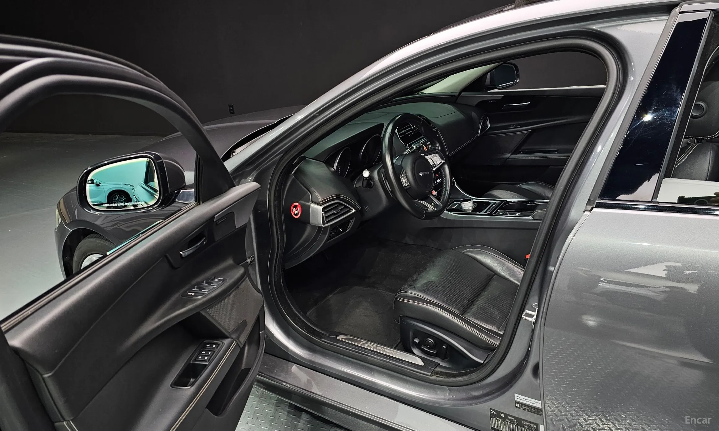 Jaguar XE превью 11