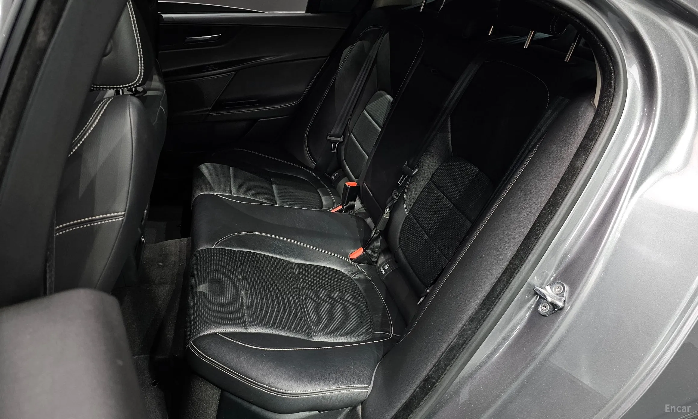 Jaguar XE превью 12
