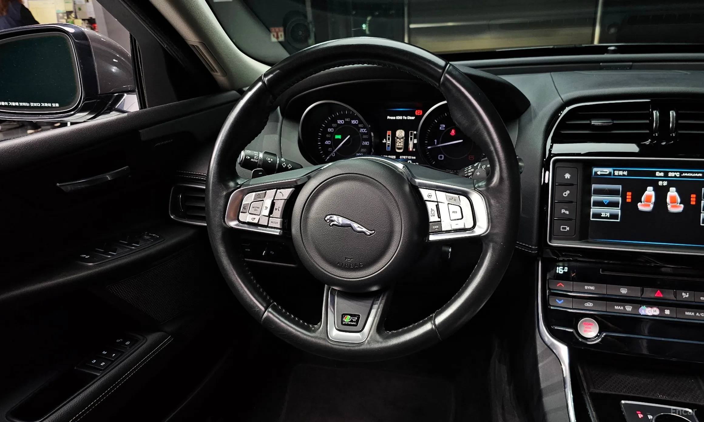 Jaguar XE превью 13