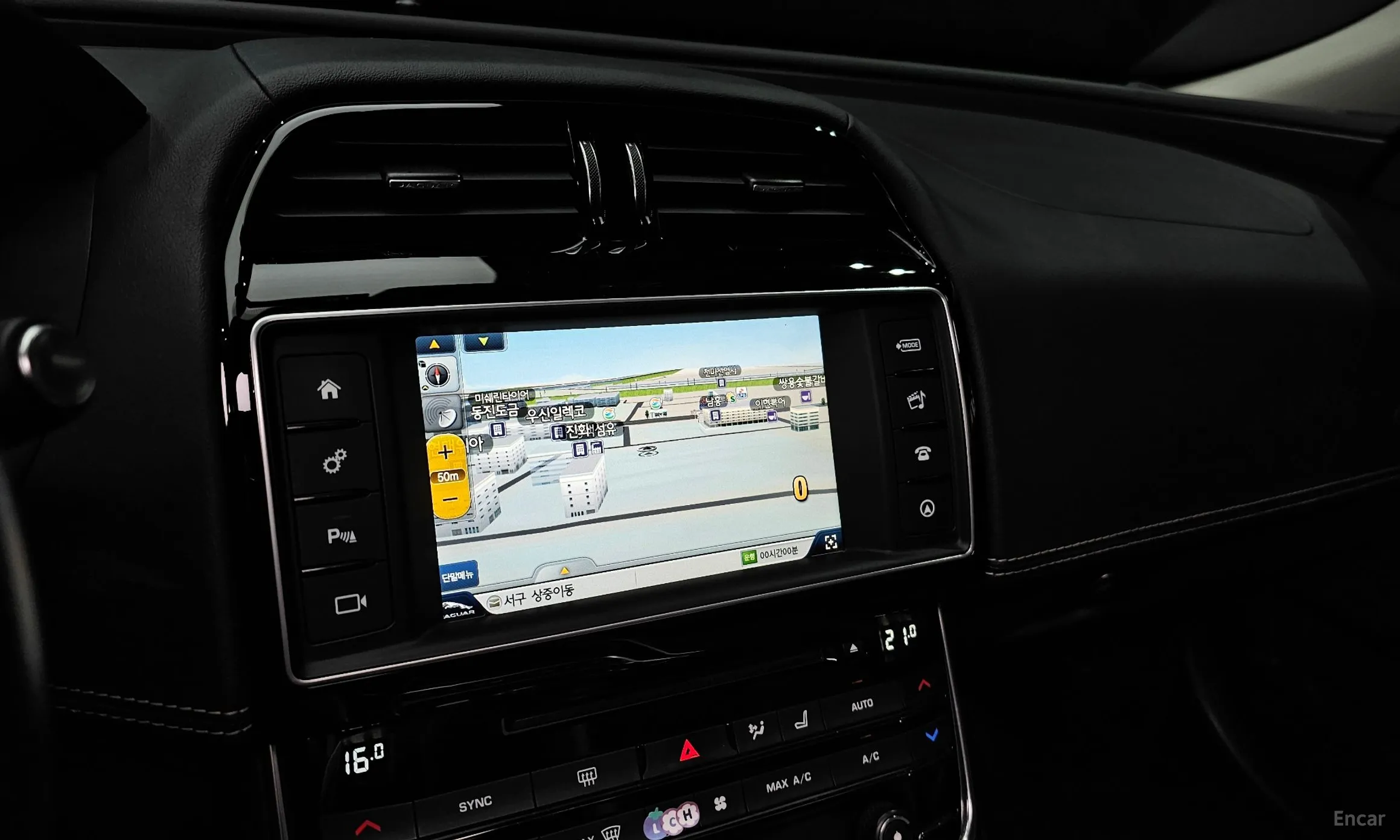 Jaguar XE превью 14