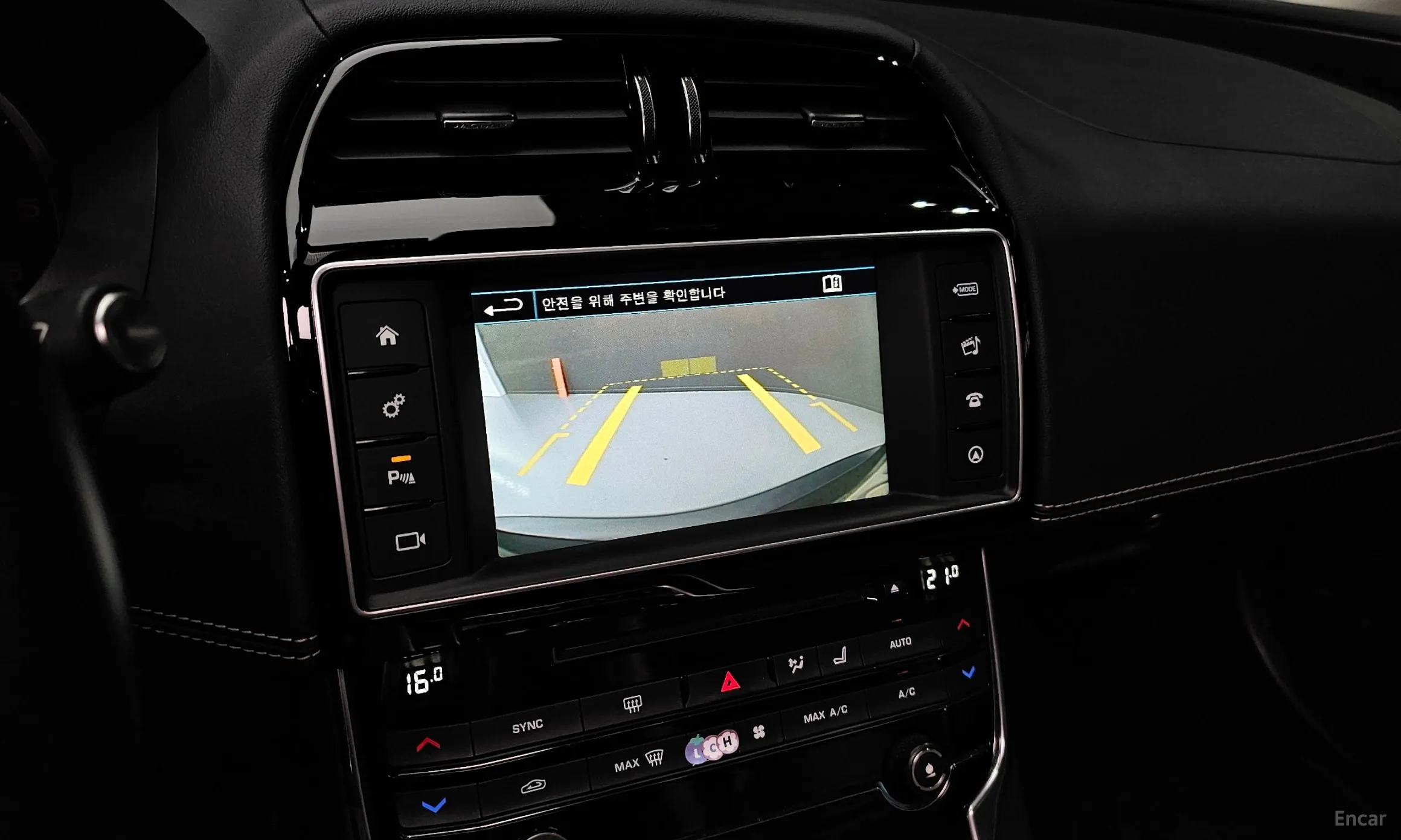 Jaguar XE превью 15