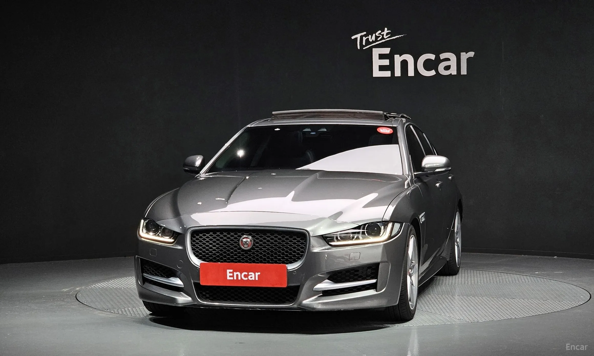 Jaguar XE превью 3