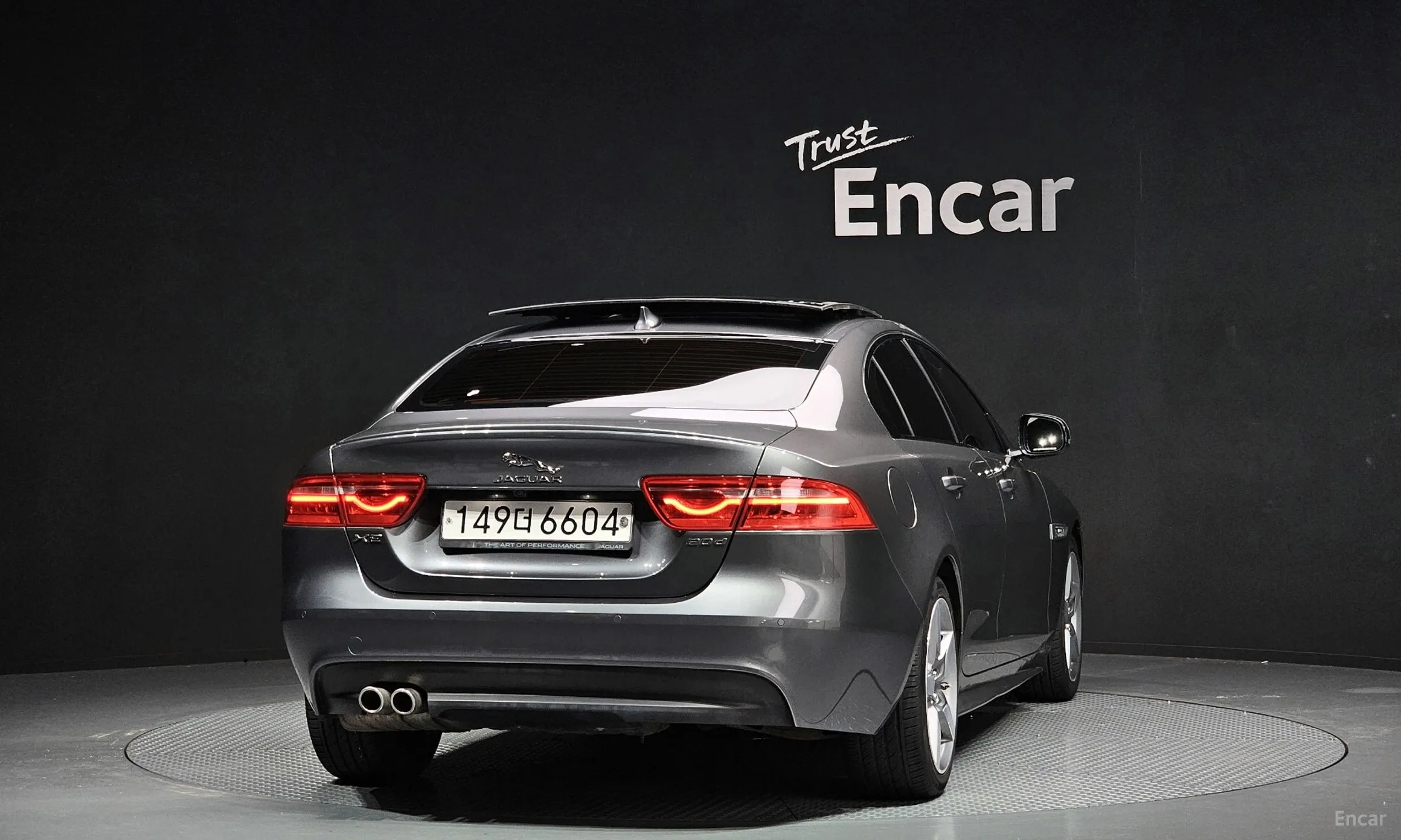 Jaguar XE превью 4