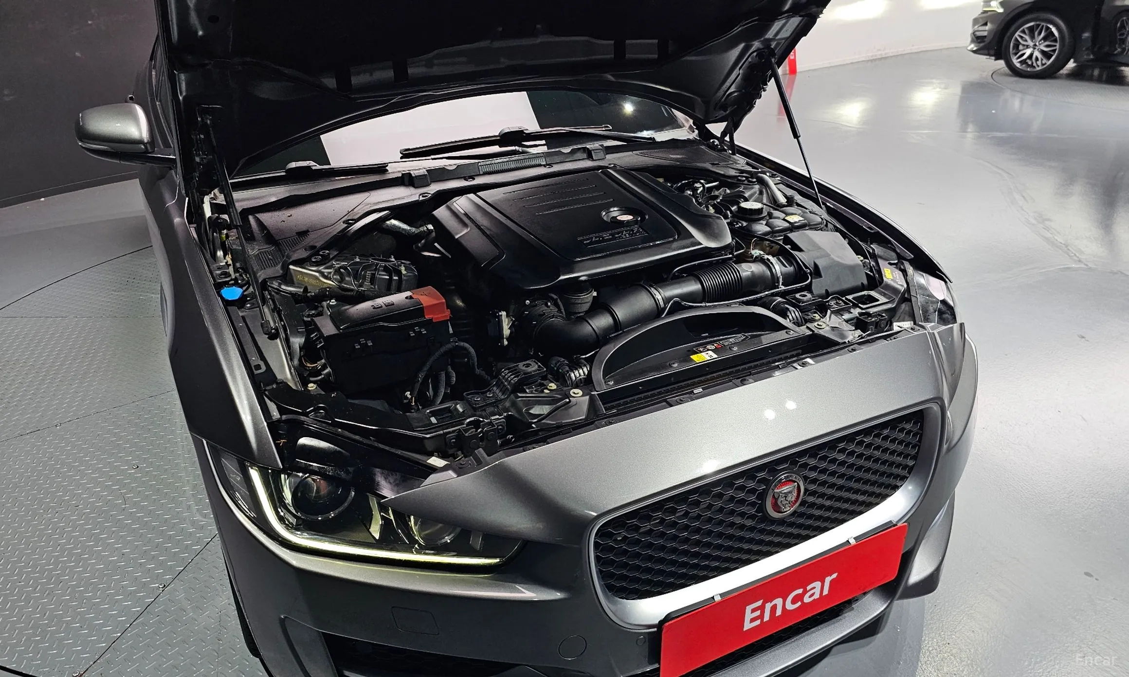 Jaguar XE превью 6